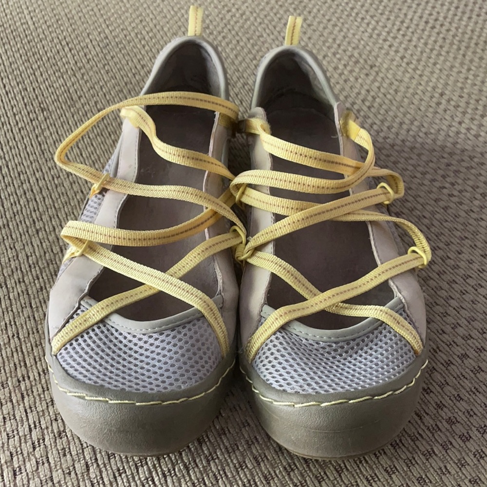 J41 Adventure Shoes, Size 9